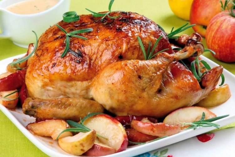 Pollo entero con manzanas en salsa de miel y mostaza