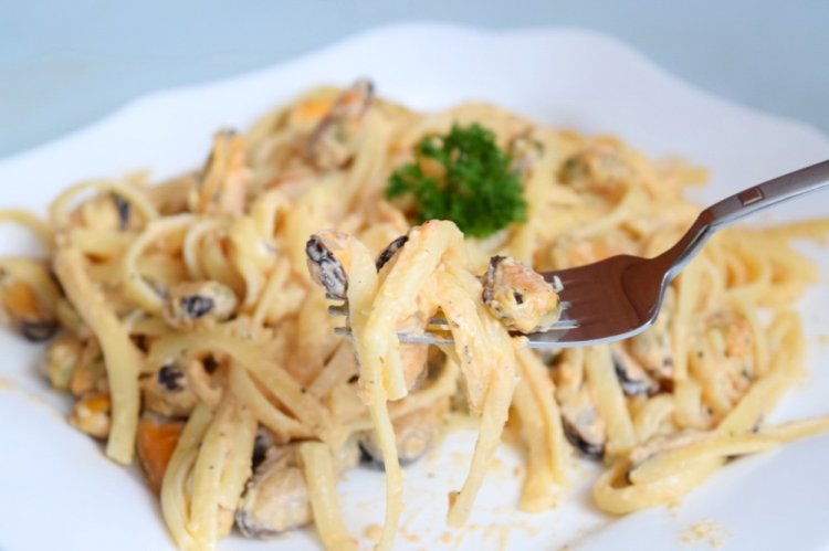 Pasta con mejillones en salsa de crema