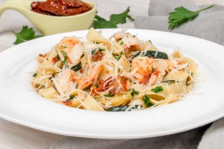 Pasta con mejillones, gambas y salmón