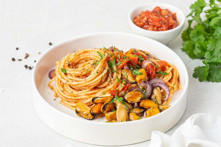 Pasta con mejillones en salsa de tomate