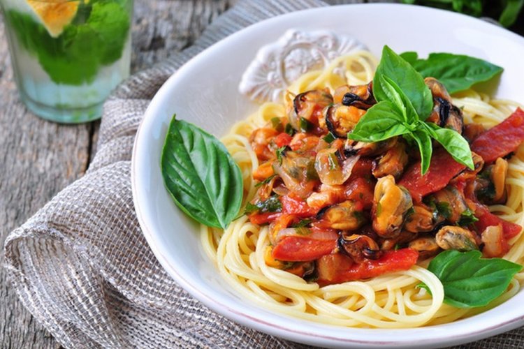 Pasta con mejillones, tomates y albahaca