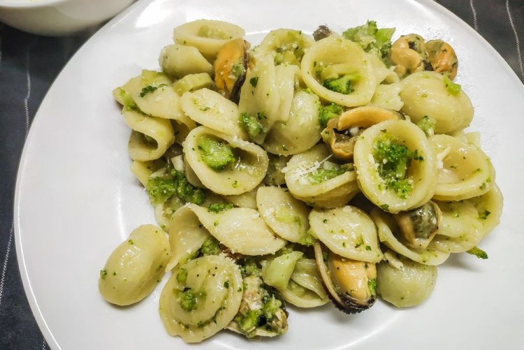 Pasta con mejillones en salsa pesto