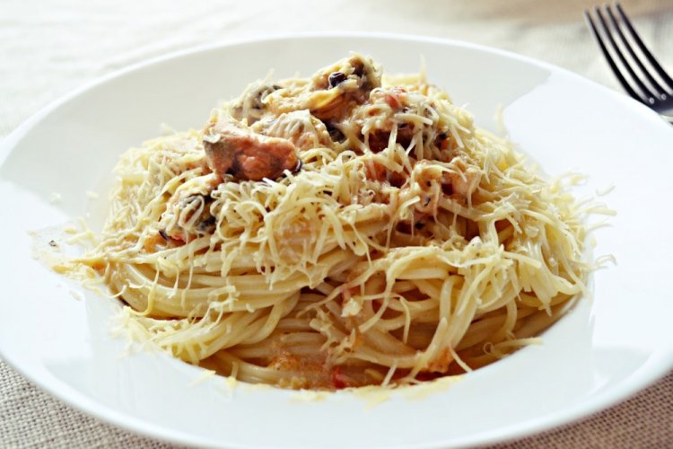 Pasta con mejillones gratinados con queso
