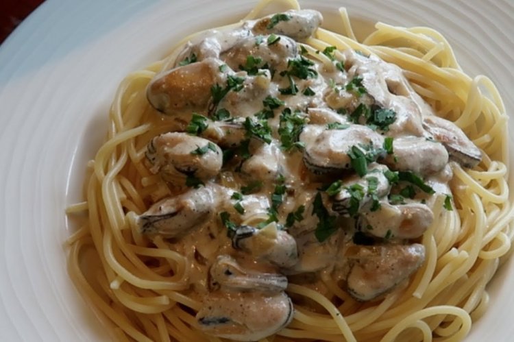 Pasta con mejillones y champiñones