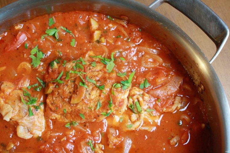 Gulash de pollo con tocino y salsa