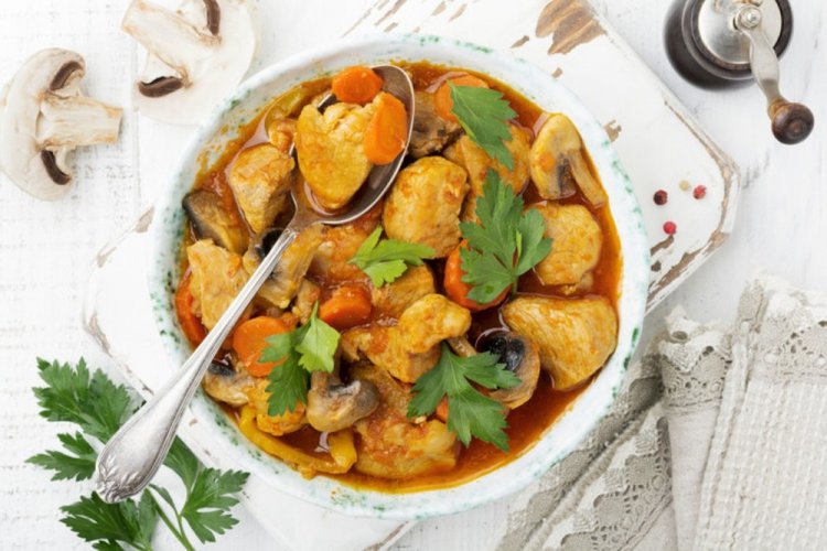 Gulash de pollo con champiñones y salsa