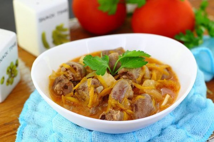 Gulash de corazones de pollo con salsa