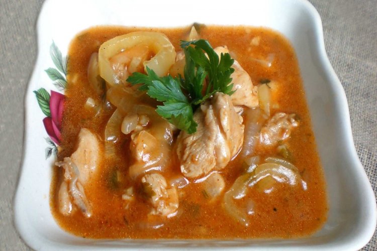 Gulash de pollo con kétchup