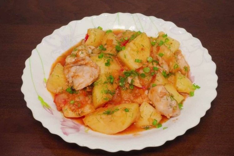 Gulash de pollo con patatas y salsa