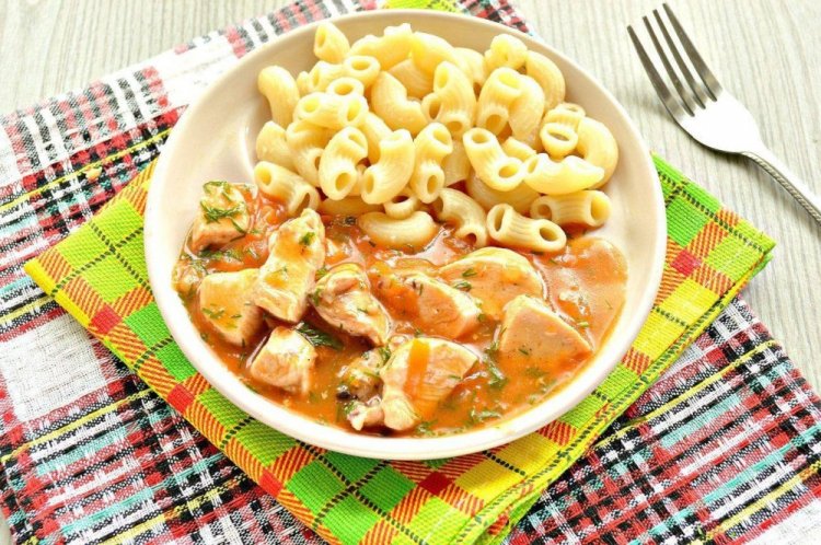 Gulash de pollo con salsa en olla de cocción lenta