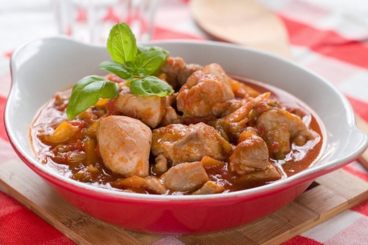 Gulash de pollo con pimiento morrón y salsa