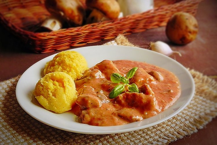 Gulash de pollo con salsa de tomate y crema agria