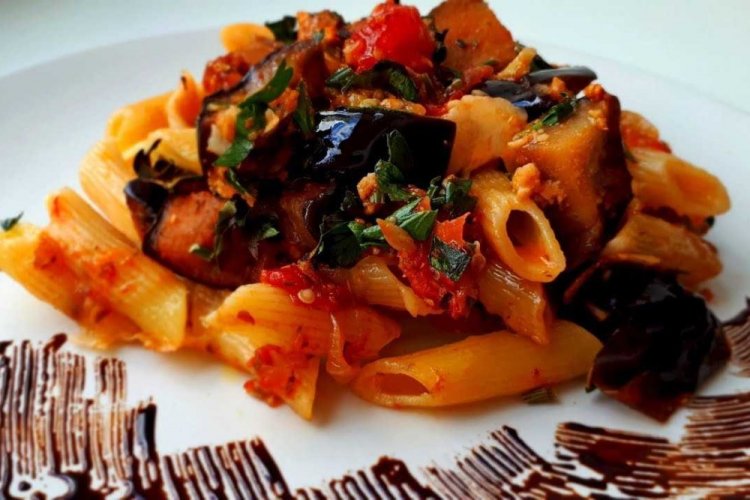 Pasta con tocino y berenjenas