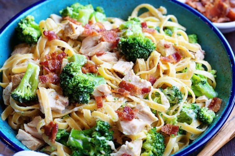 Pasta con tocino y brócoli
