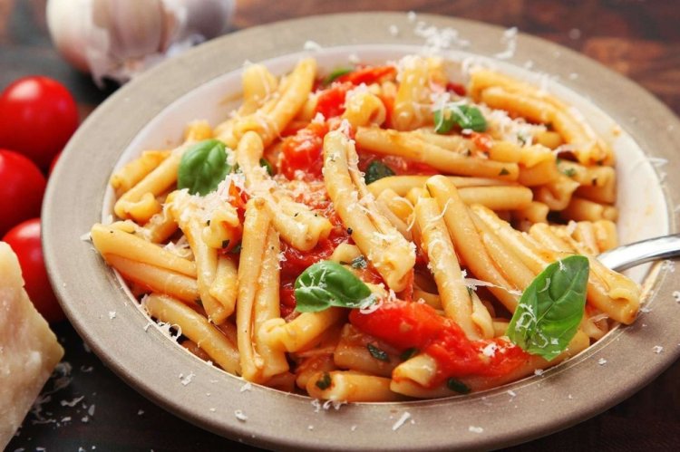 Pasta con tocino y pimiento morrón