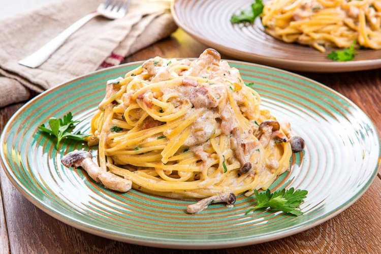 Pasta con tocino y champiñones