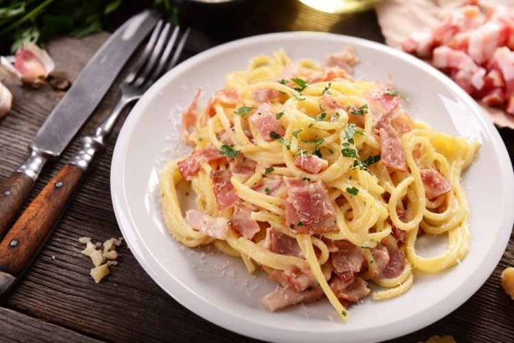Pasta con tocino sin nata