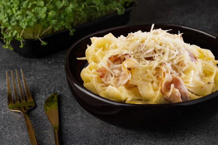 Pasta con tocino y queso azul