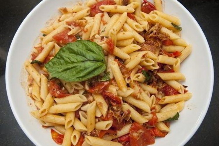 Pasta con tocino y tomates