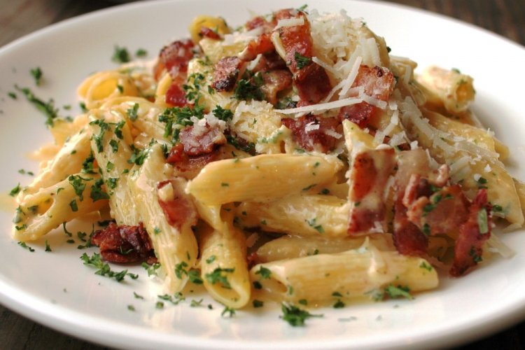 Pasta con pollo y tocino