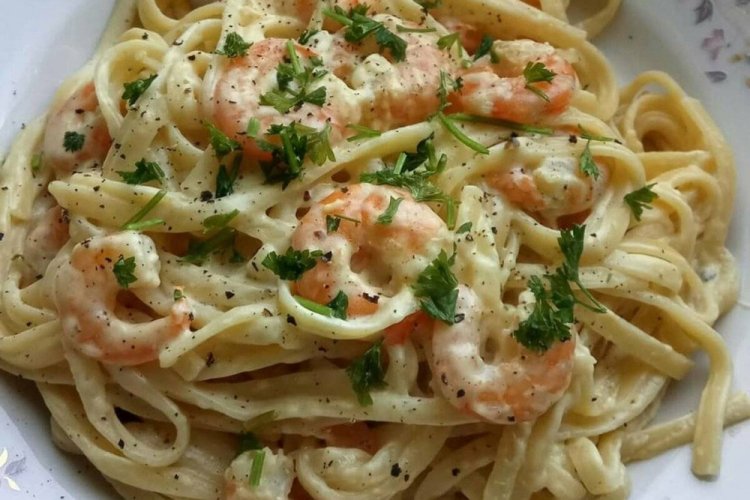 Pasta con camarones y tocino
