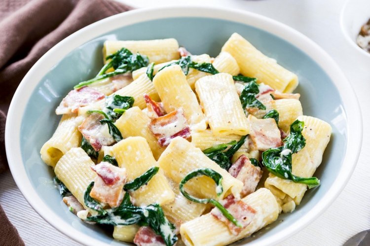 Pasta con tocino y espinacas