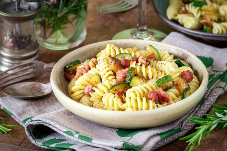 Pasta con tocino y calabacín