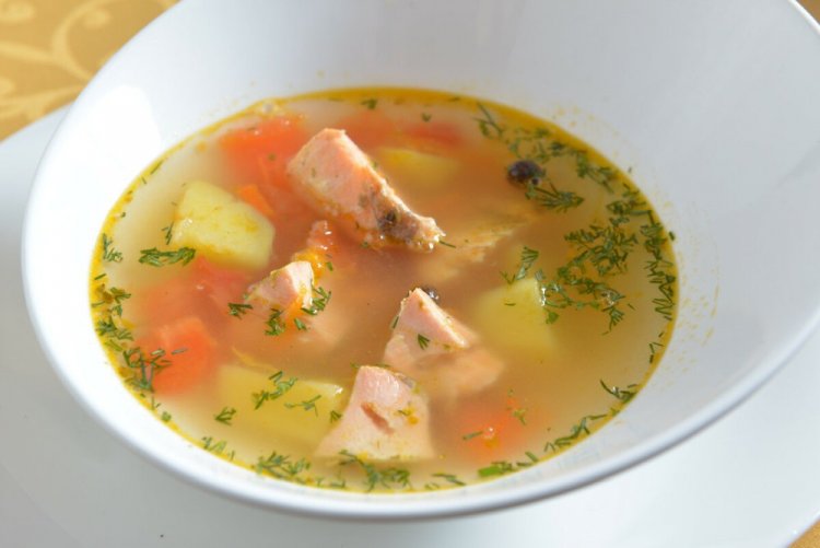 Ukha de pescado rojo