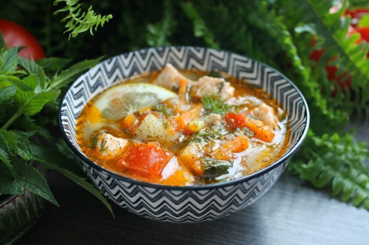 Sopa de pescado rojo con espinacas