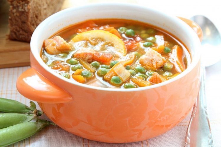 Sopa de pescado rojo con guisantes verdes