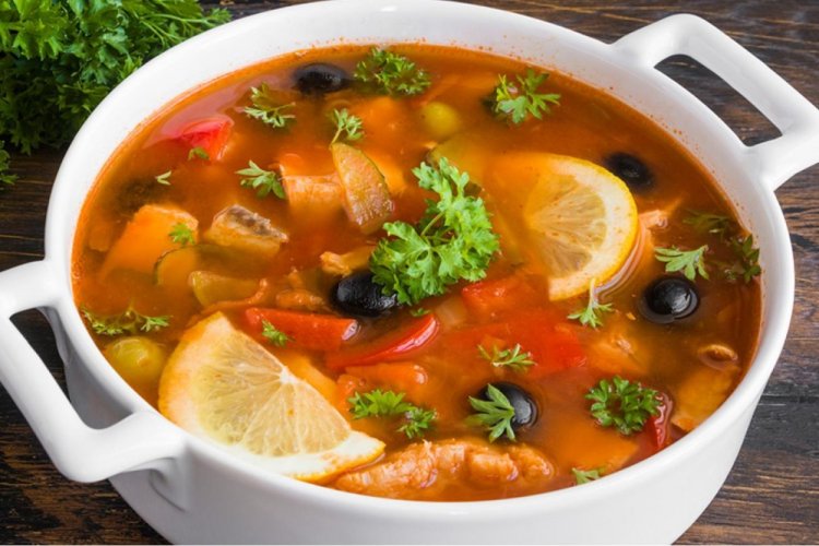 Sopa de pescado rojo con pepinillos