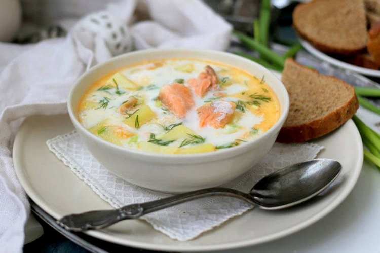 Sopa de pescado rojo con verduras y queso fundido