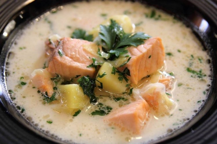 Sopa de pescado rojo con nata