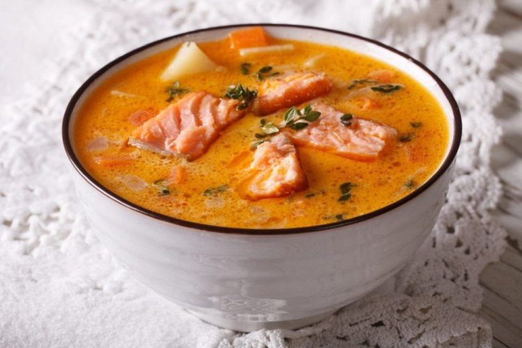 Sopa de pescado rojo con pasta de tomate