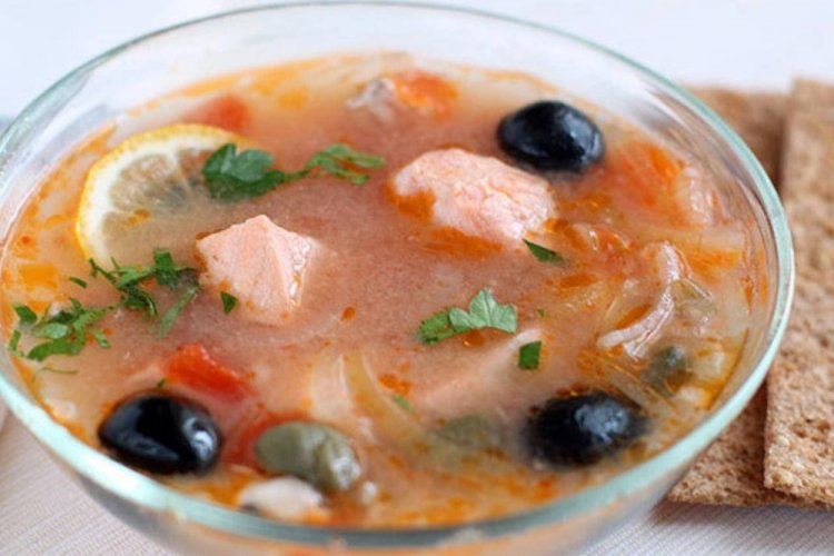 Sopa de pescado rojo con champiñones