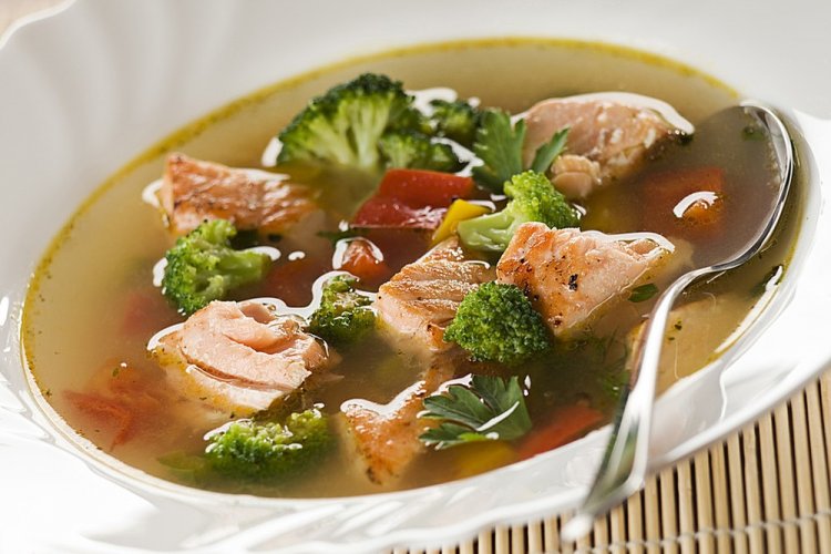 Sopa dietética de pescado rojo con brócoli