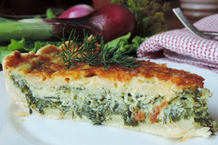 Tarta salada con queso crema y hierbas