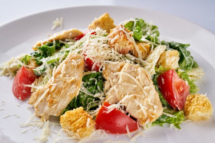 Ensalada César con parmesano