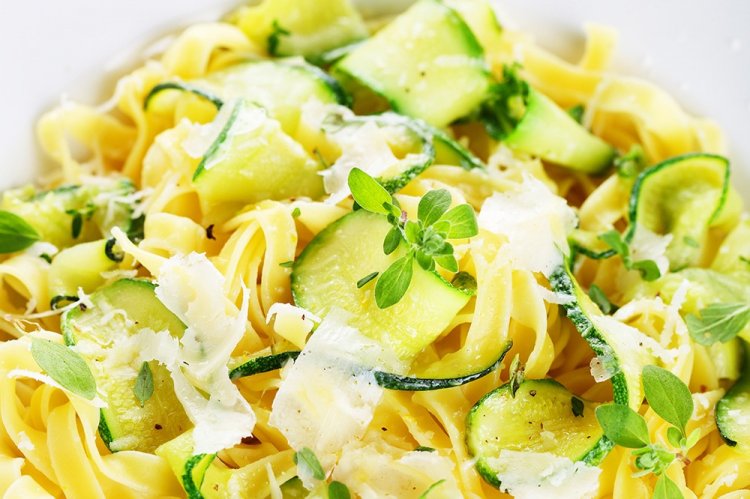 Ensalada de pasta, calabacín y parmesano