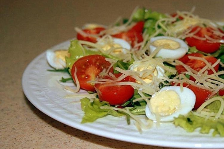 Ensalada de verduras con parmesano y huevos de codorniz