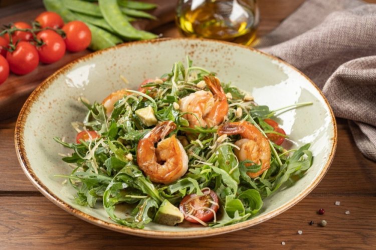 Ensalada de gambas, parmesano y pimiento picante