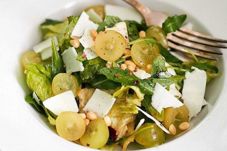 Ensalada de uvas y parmesano