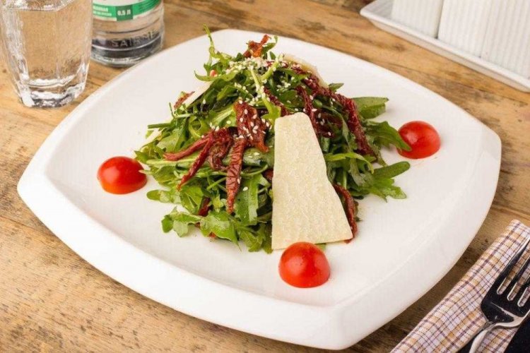 Ensalada con parmesano y tomates secos