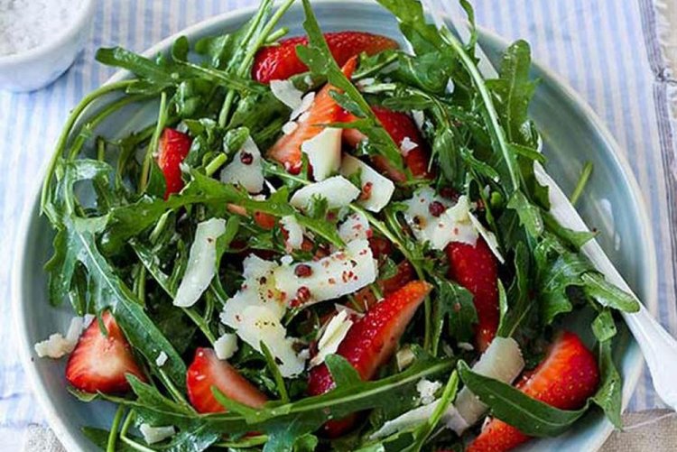 Ensalada de fresas, rúcula y parmesano