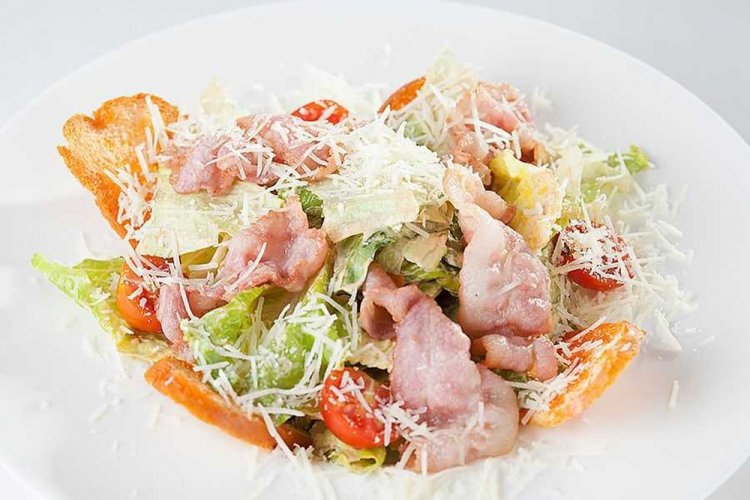 Ensalada de rábano, tocino y parmesano