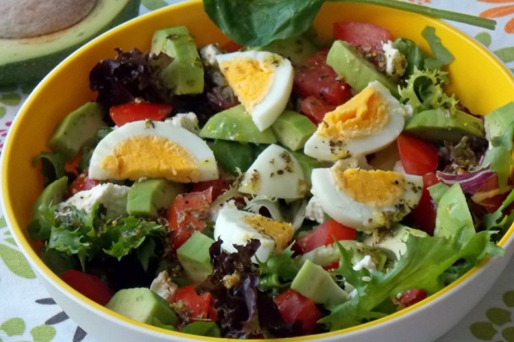 Ensalada de verduras con huevos y parmesano