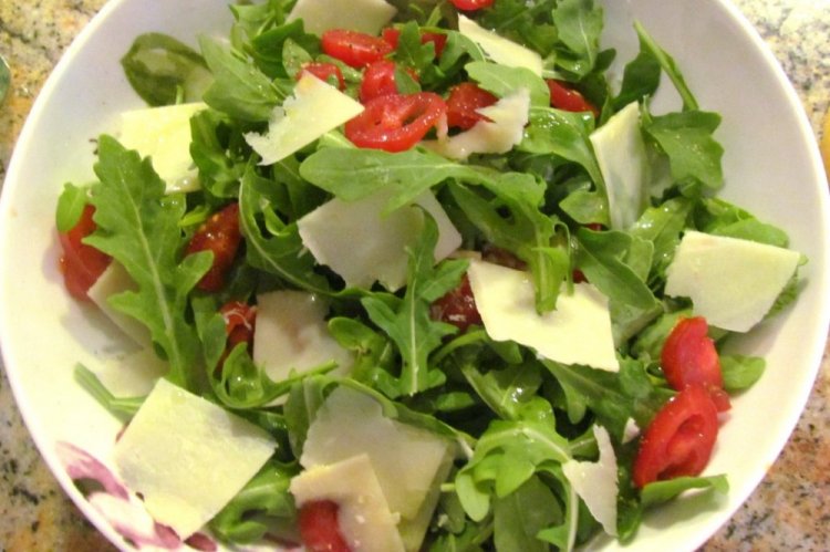 Ensalada de tomate y parmesano