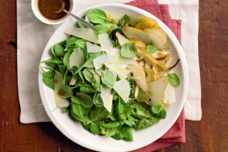 Ensalada de pera y parmesano