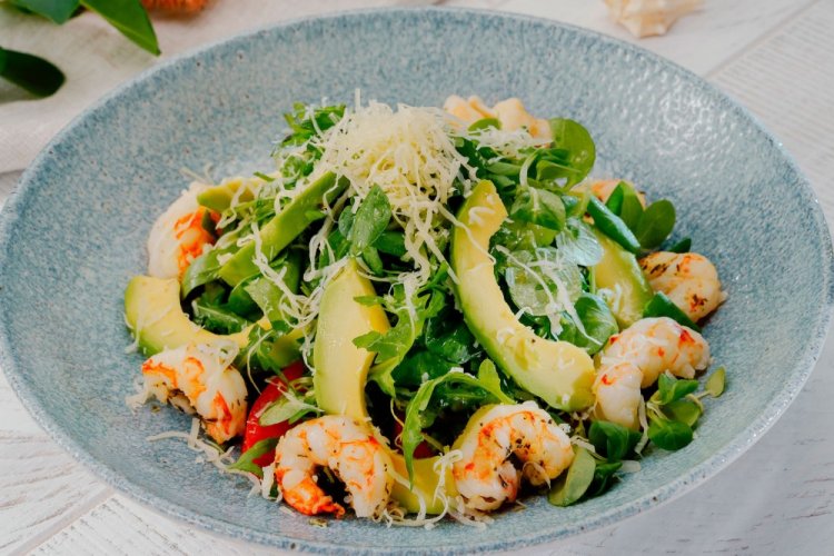 Ensalada de gambas, aguacate y parmesano