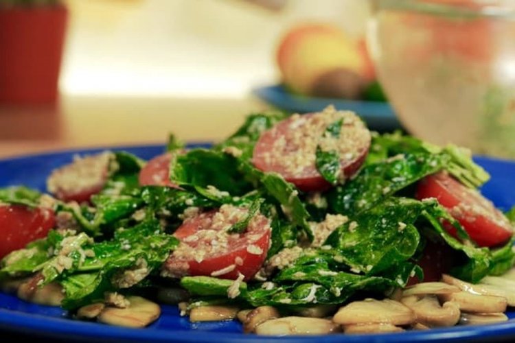 Ensalada de espinacas, champiñones y parmesano